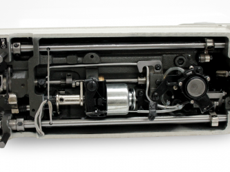 Máquina de Costura Industrial Reta c/ Direct Drive e Corte de