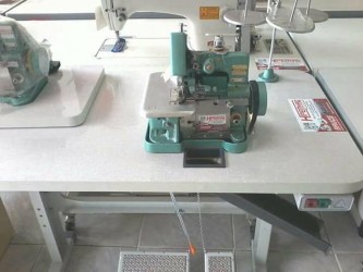 Overlock Semi Industrial Com Motor Grande+galoneira Semi C/ Motor Acoplado